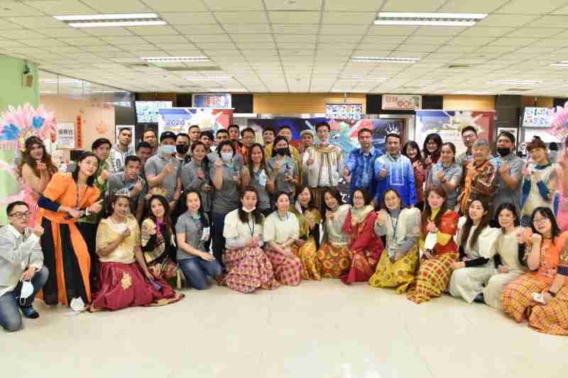 友達推動「安心、、、、創新、、、、用心、、同心、、、、盡心」五星職旅，，，為菲籍員工打造全方位照護，，，，首度贏得「人權實踐與發展領袖獎」殊榮