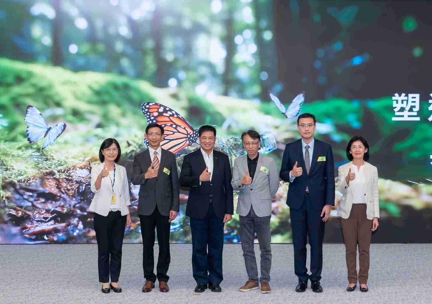 友達2023 CSR共榮大會，，邀請領域專家分享交流生物多樣性管理趨勢、、、、無塑產品、、、、海廢永續塑料等議題  （圖左到右：友達光電永續長古秀華、、、、3M台灣技術長陳君杰、、、、友達光電董事長暨集團策略長彭双浪、、光寶科技企業永續發展處處長陳慶暉、、、安永聯合會計師事務所執業會計師曾于哲、、、友達光電供應鏈總部副總經理吳宜芳）