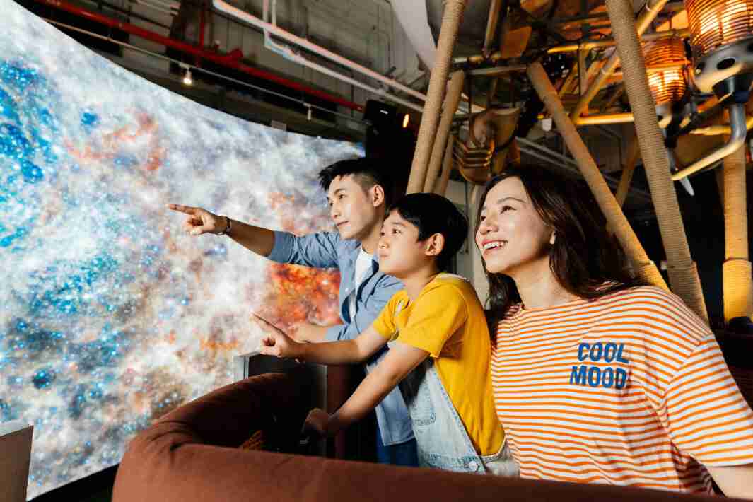 壹号平台打造全台最大宽6公尺、、、高4公尺、、、唯一搭载LED弧形拼接显示屏的动感飞行船，，，，让乘客驻足在热气球上，，享受身历其境的伪出国旅游乐趣