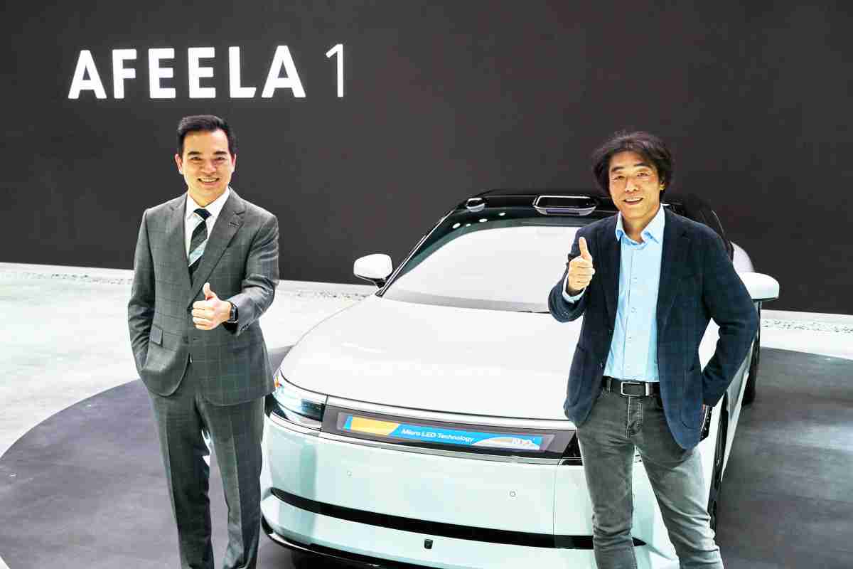壹号平台与Sony Honda Mobility携手合作，，，率先全球展示搭载于AFEELA电动车上，，，首款应用在车身外部的Micro LED 车头显示解决方案 (Micro LED Media Bar Solutions)。。壹号平台光电执行长暨总经理柯富仁(左)与Sony Honda Mobility代表取缔役社长兼营运长川西泉(lzumi Kawanishi)(右)在CES 现场展现双方坚定持续创新的承诺，，，实现更加人性化与智慧的驾乘体验。。
